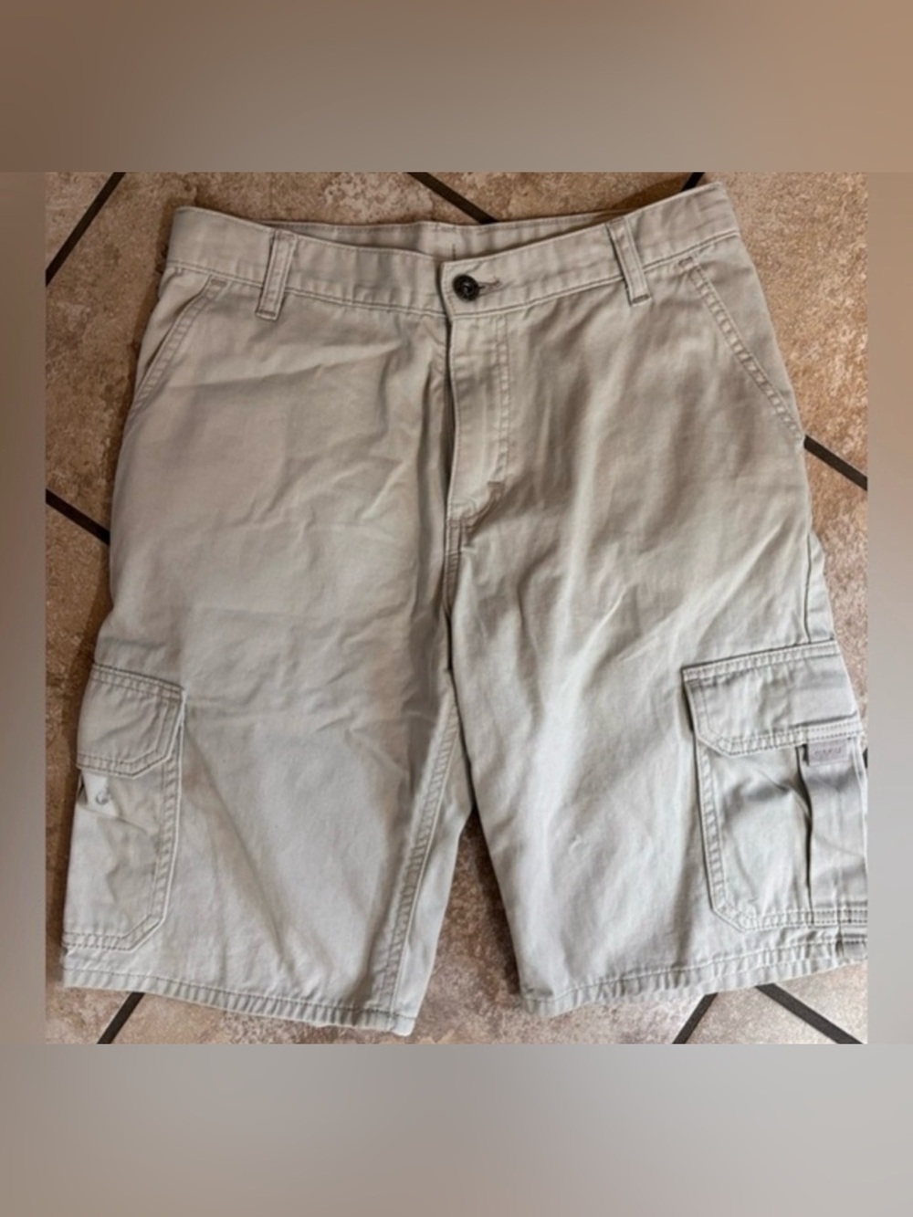 Boys Wranglers Khaki Cargo Shorts in Size 14 regular and like new